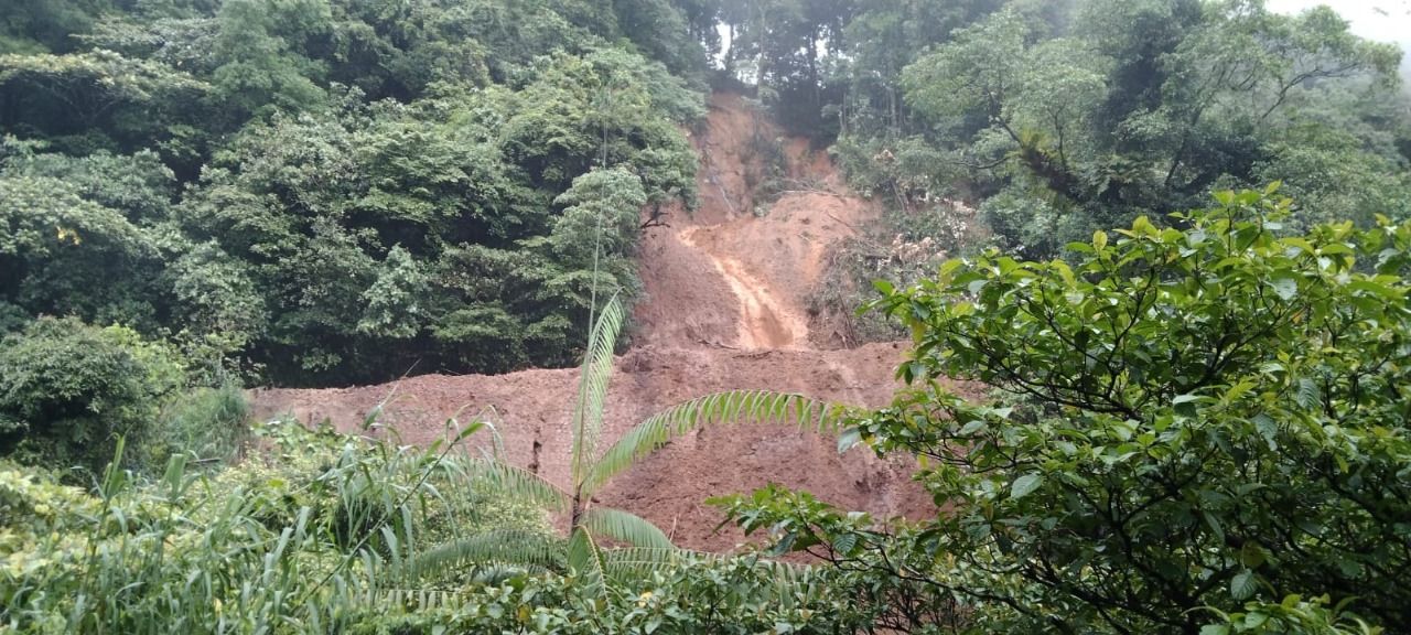 Alat berat dikerahkan guna membantu tim gabungan melakukan pembersihan material longsor serta pencarian korban hilang akibat longsor di Jalan Padang-Solok, Panorama Dua, Kelurahan Indaraung, Kecamatan Lubuk Kilangan, Kota Padang, Selasa (7/5).  <b>(BPBD Kota Padang)</b>