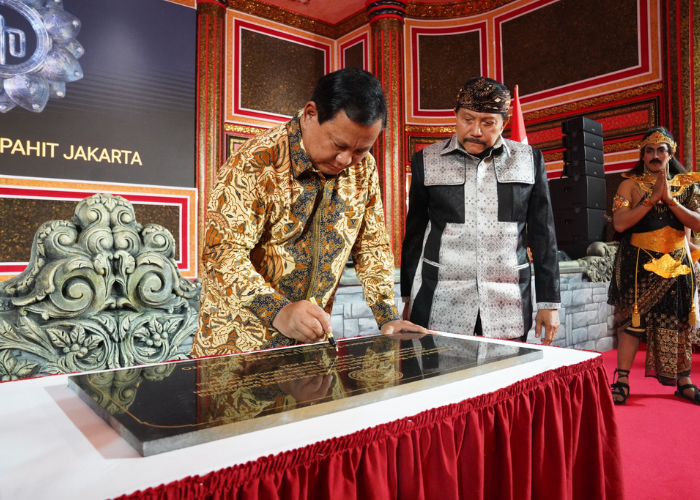 Prabowo menandatangani prasasti untuk Kraton Majapahit 