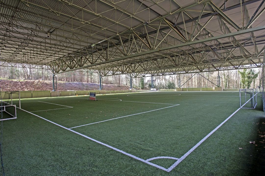 Salah satu lapangan indoor yang berada di INF Clairefontaine, tempat timnas Indonesia U-23 bertarung melawan Guinea pada babak playoff Olimpiade Paris 2024. (INF Clairefontaine) <b>(INF Clairefontaine)</b>