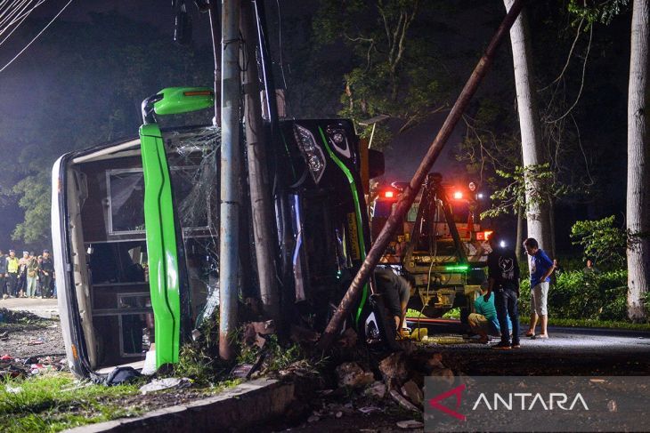 Bus terguling di Ciater, Subang, 11 orang meninggal dunia. (Antara) <b>(Antara)</b>