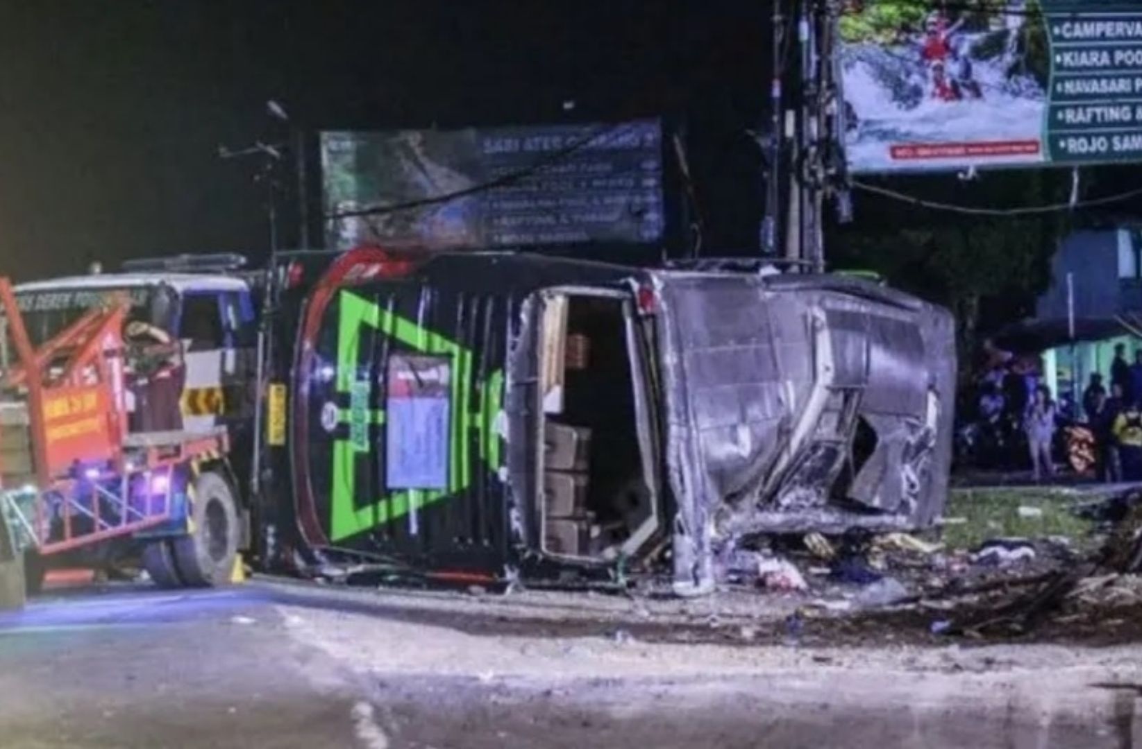 Bus yang terguling di Ciater, Subang, Jawa Barat. (Antara) 