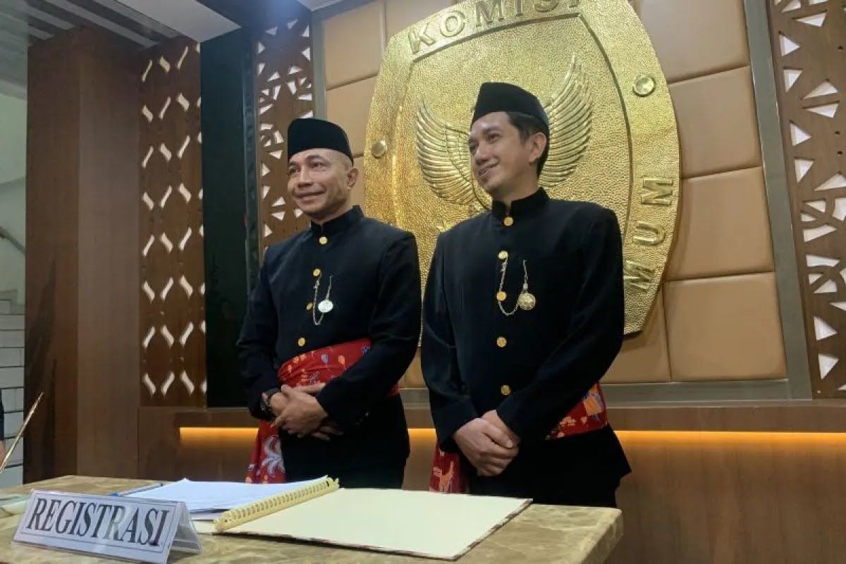 Komjen (Purn) Dharma Pongrekun dan Kun Wardana saat menyerahkan syarat dukungan ke KPU DKI Jakarta. 