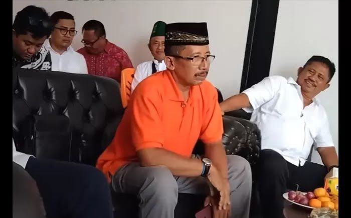 Pria yang mengaku titisan Presiden pertama RI Soekarno (kaos oranye). 