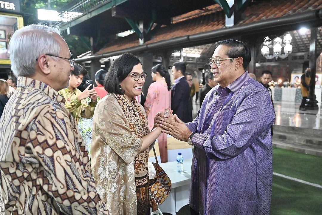 Menteri Keuangan Sri Mulyani membagikan potret bersama Presiden RI ke-6 Susilo Bambang Yudhoyono (SB