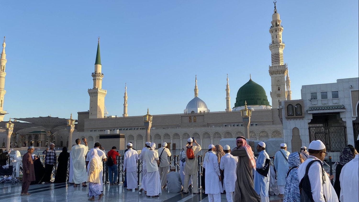 Suasana di pelataran Masjid Nabawi depan pintu masuk ke Raudhah <b>(Kemenag RI)</b>