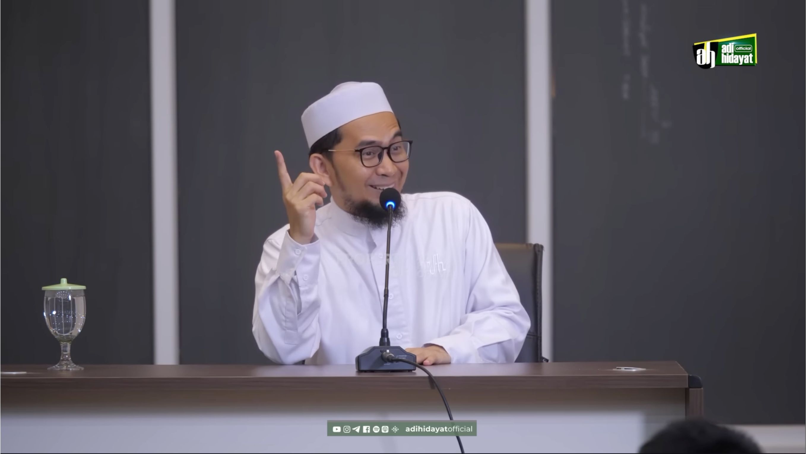 Ustaz Adi Hidayat <b>(Tangkapan Layar: YouTube)</b>