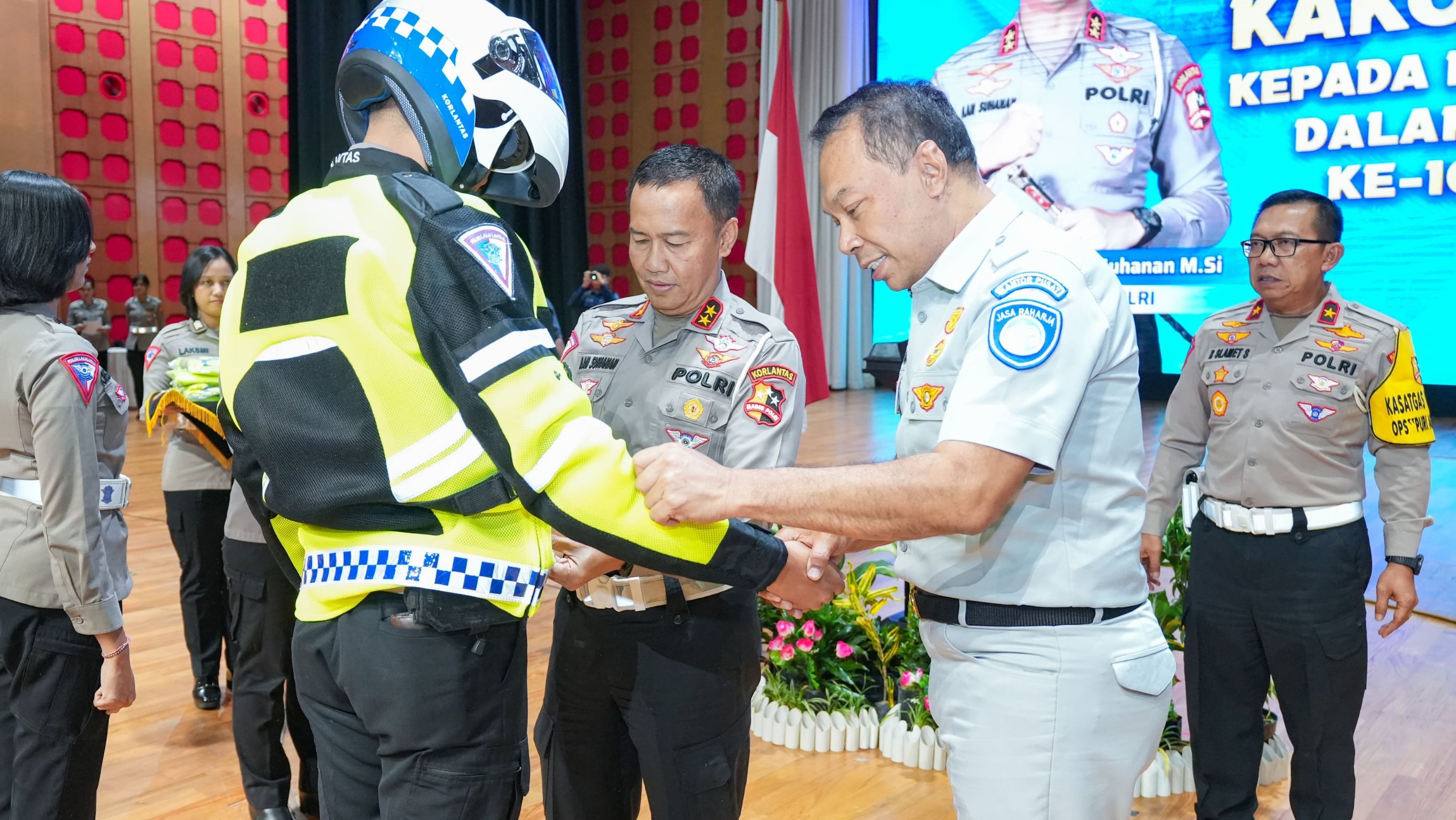 Kakorlantas memberikan arahan kepada personel satuan tugas Pengamanan, Pengawalan, Pengamanan Rute Lalu Lintas dan Pengamanan Parkir Kendaraan (Pamwal Rolakir) dalam mengamankan gelaran KTT World Water Forum ke-10 di Bali. <b>(dok. Korlantas Bali)</b>