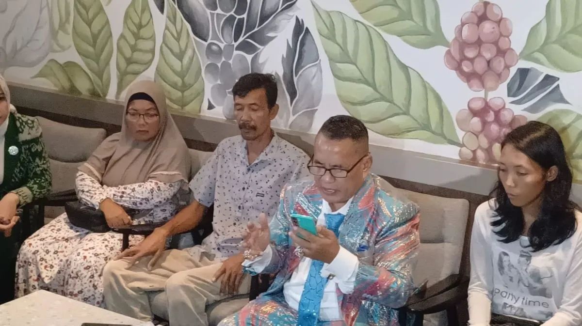 Pengacara Hotman Paris Hutapea bersama keluarga Vina Cirebon. (Antara) 