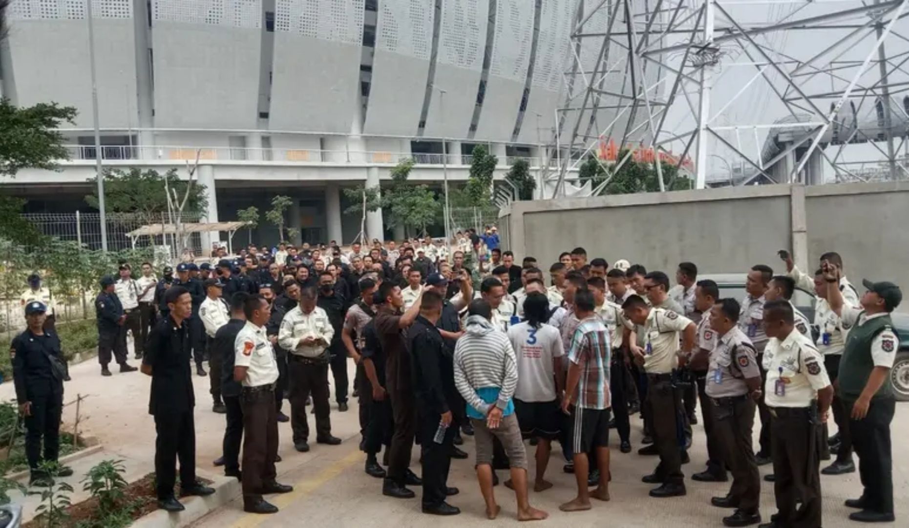 Ratusan sekuriti yang hendak mengusir warga eks Kampung Bayam. 