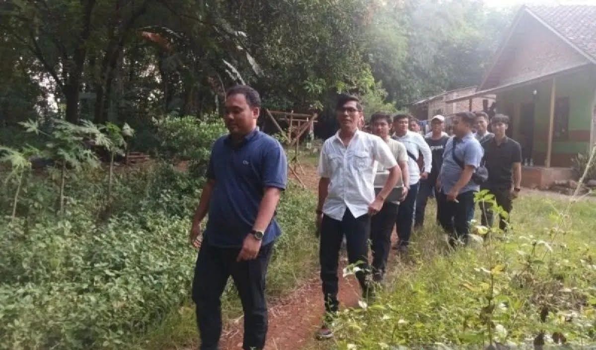 Polisi saat melakukan penggeledahan rumah Pegi. (Antara) 