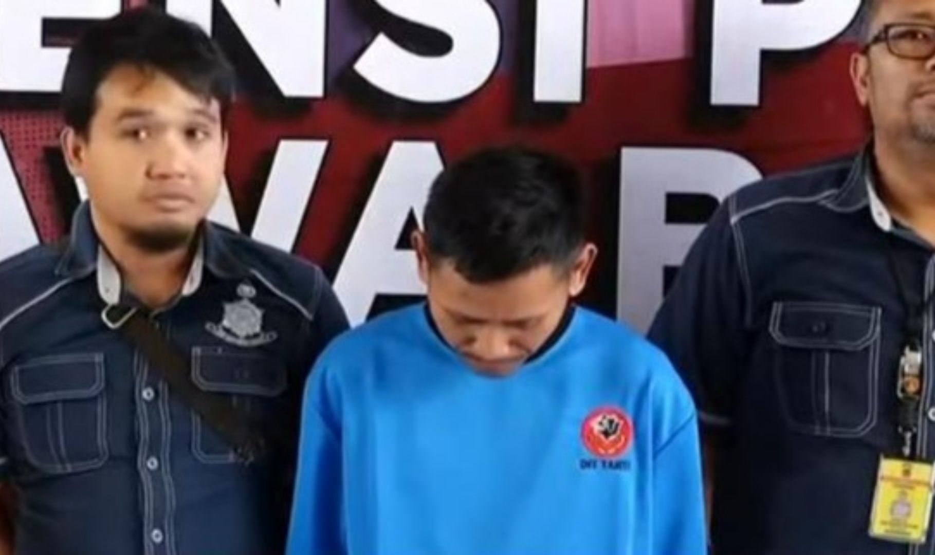 Pegi Setiawan alias Perong tertunduk lesu dalam jumpa pers penangkapan dirinya oleh Polda Jabar. 