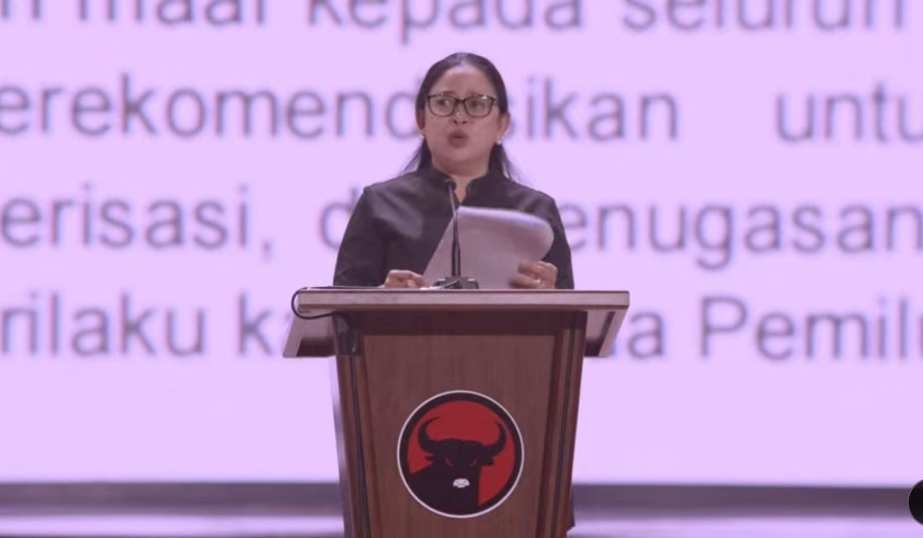 Ketua DPP PDIP Puan Maharani menangis saat mengucapkan terima kasih kepada masyarakat. (YouTube) 