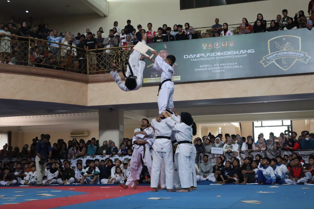 Demontrasi para atlet taekwondo pada pembukaan Danpusdikbekang Taekwondo Championship 2024 di Gedung Cimahi Convention Hall Jalan Raden Demang Harjakusumah, Cimahi, Jawa Barat/ist