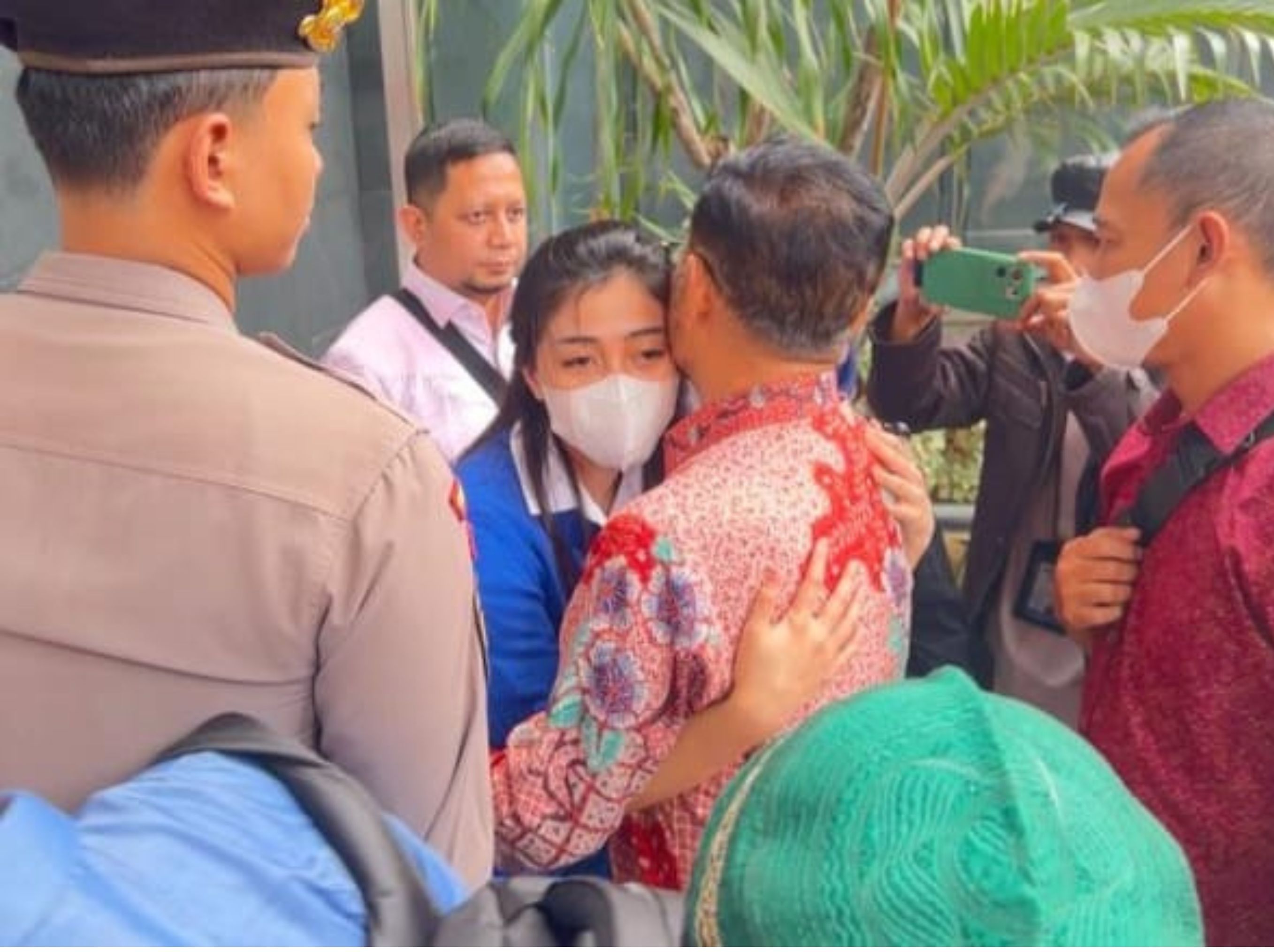 SYL Peluk cucunya usai sidang <b>(ntvnews/Moh.Rizky)</b>