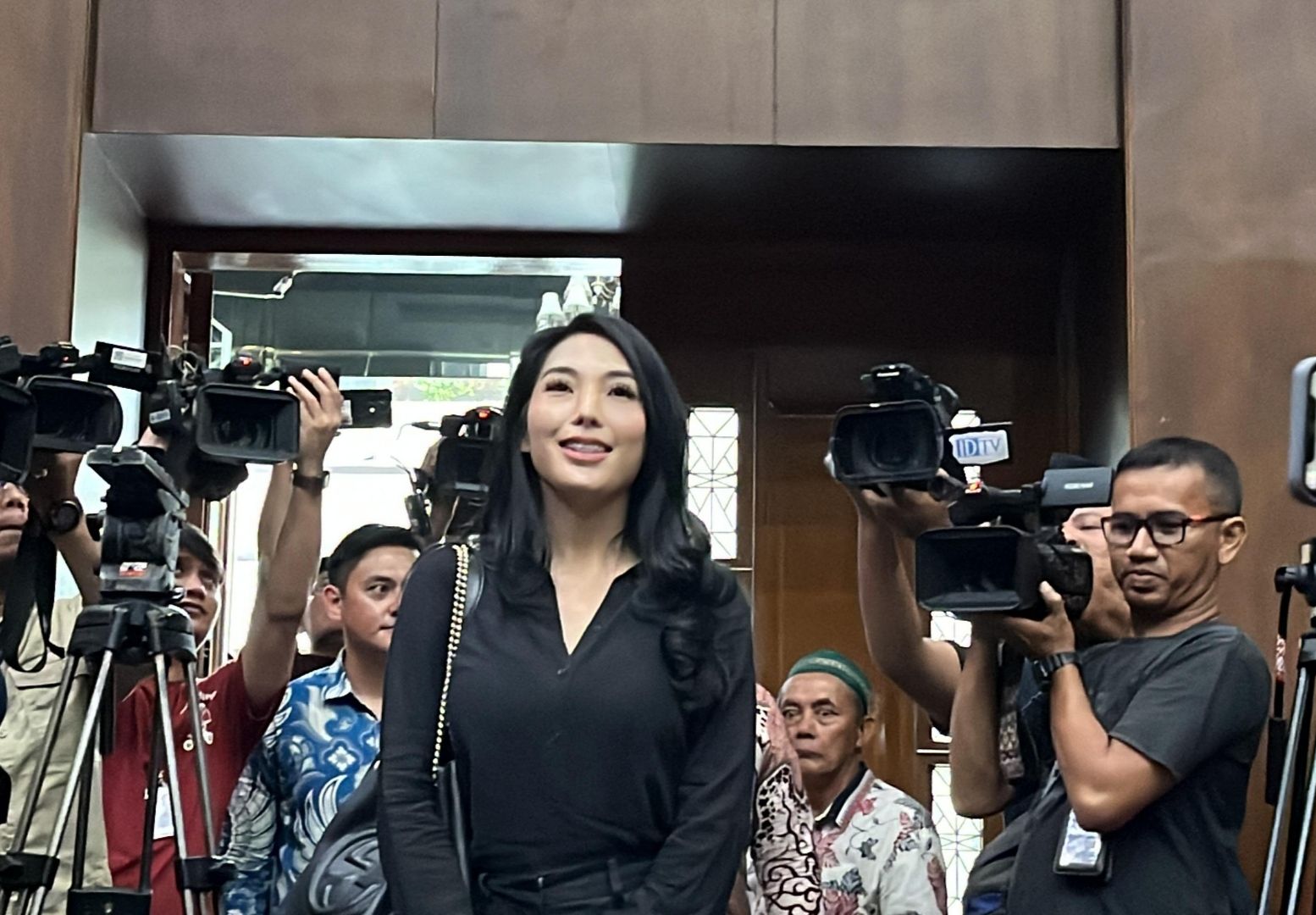 Biduan dangdut Nayunda Nabila Nizrinah saat hadir di persidangan korupsi dengan terdakwa mantan Ment