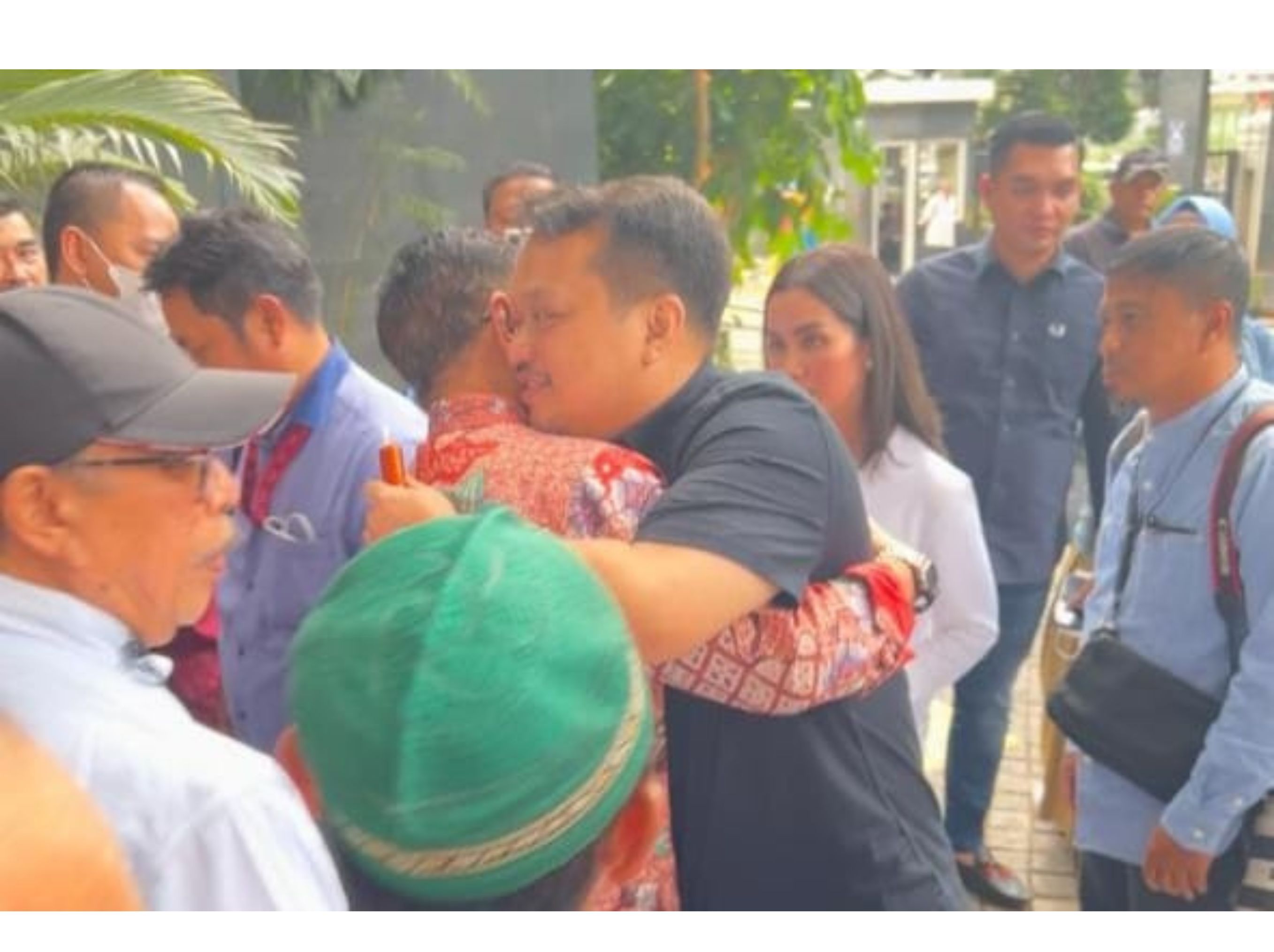 SYL peluk putranya usai sidang <b>(ntvnews/Moh.Rizky)</b>