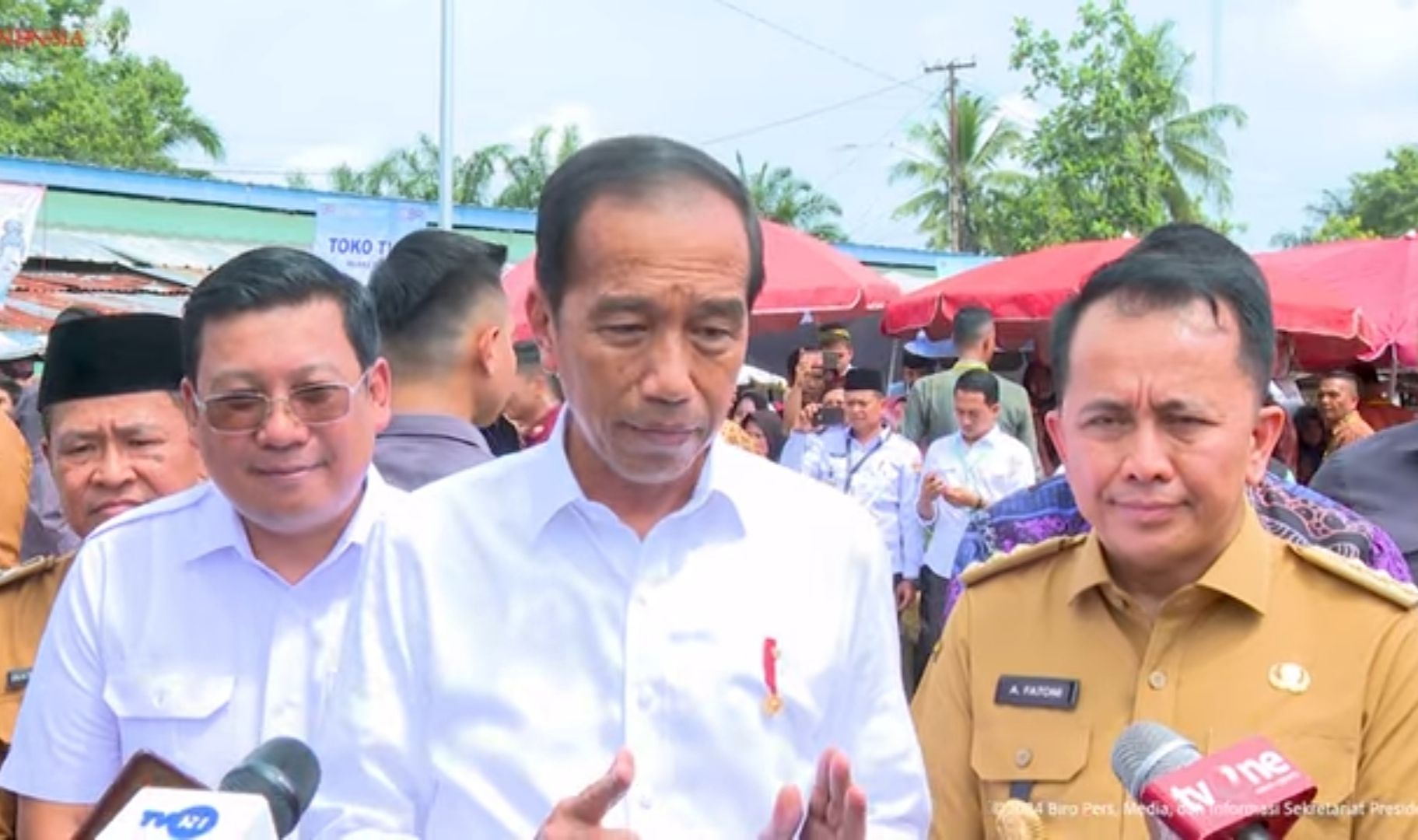 Presiden Jokowi usai meninjau Pasar Lawang Agung, Sumatra Selatan. (YouTube) 