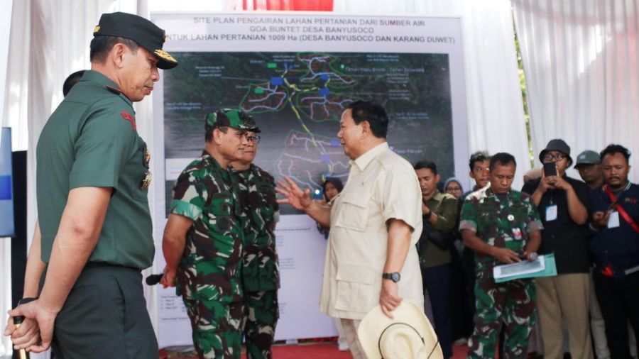 Menhan Prabowo Subianto meninjau langsung pemasangan bantuan pipa air bersih dari Kementerian Pertahanan dan Universitas Pertahanan di Kalurahan Banyusoco, Playen, Gunungkidul, Provinsi Daerah Istimewa Yogyakarta <b>(dok.Kemhan)</b>