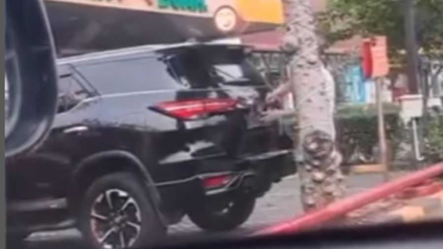 Seorang pria ganti plat mobil merah jadi hitam  <b>(Instgaram )</b>