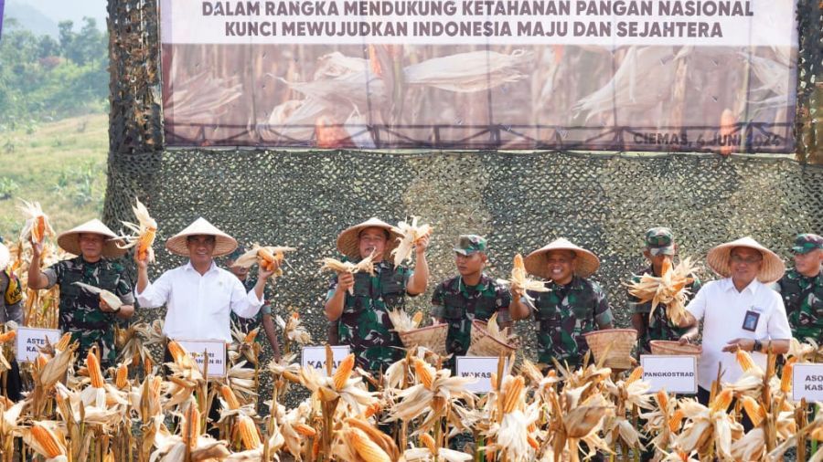 Kasad Bersama Mentan Panen Raya Jagung dan Singkong <b>(ist)</b>