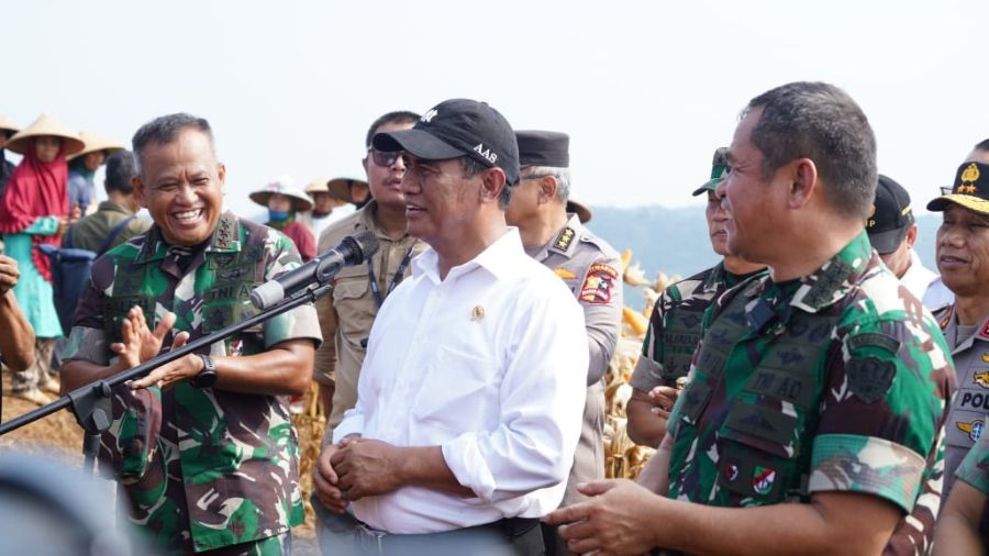 Kasad Bersama Mentan Panen Raya Jagung dan Singkong <b>(ist)</b>