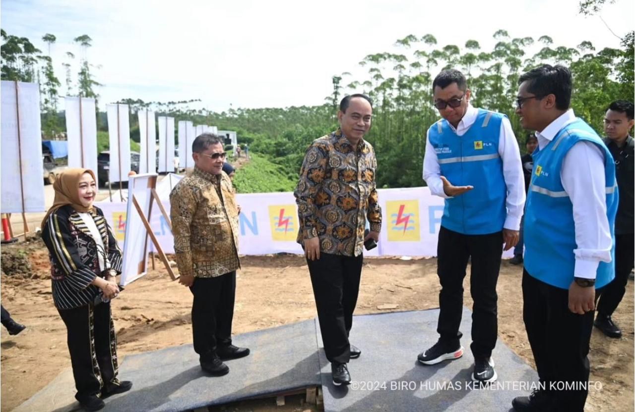 Menkominfo bersama Dirut PLN dan Direktur Perencanaan Korporat PLN  <b>(Dokumentasi Kominfo)</b>