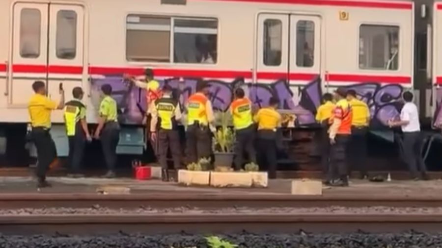 Gerbong KRL di Stasiun Cikarang Dicoret-coret <b>(Instagram )</b>