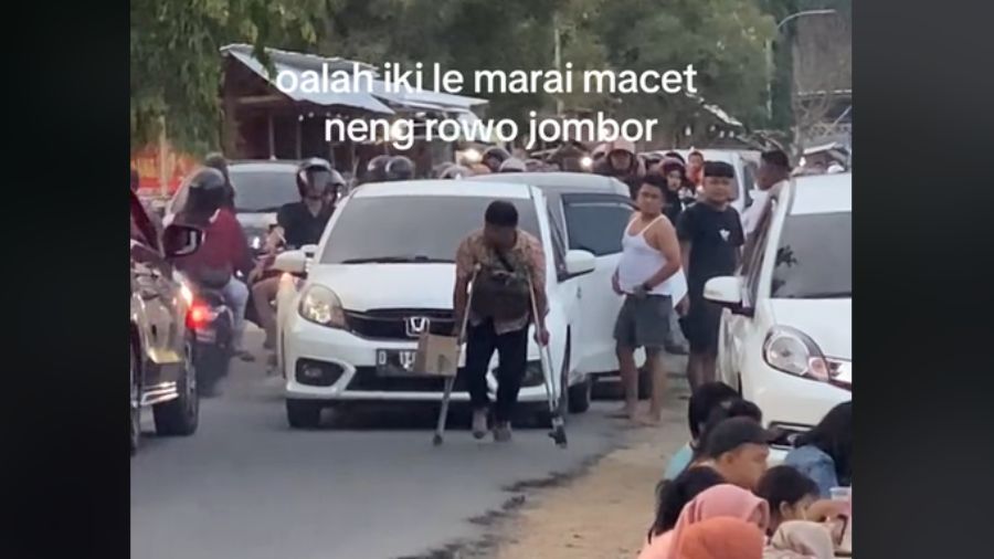 Pengemis berjalan di tengah jalan sebabkan kemacetan <b>(TikTok)</b>