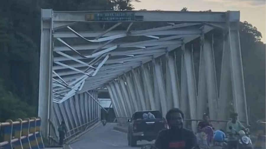 Mobil lewati jembatan miring  <b>(Instagram )</b>