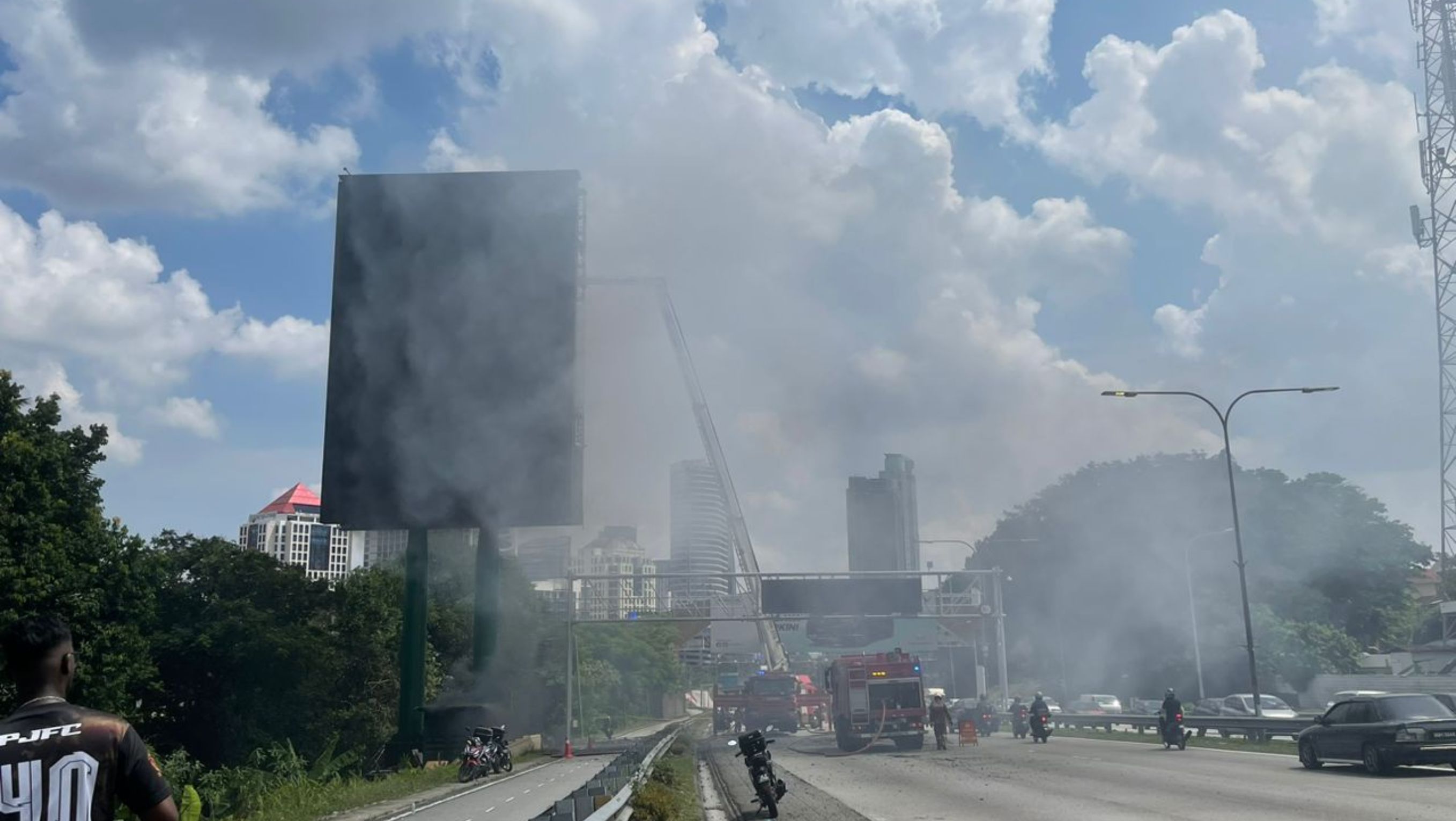 Billboard Kebakaran di Malaysia <b>(Kosmo.com)</b>