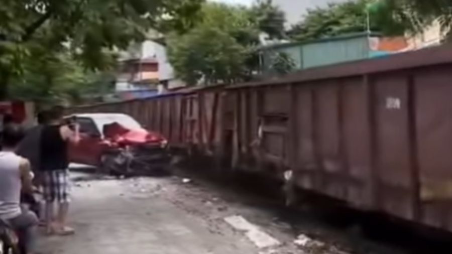 Mobil tertabrak kereta <b>(Instagram)</b>
