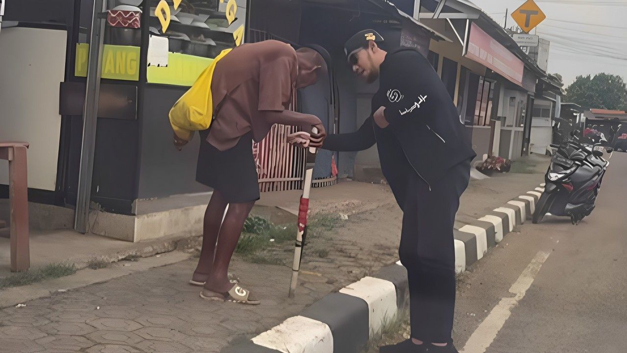 Seorang Kakek Menolak Uang Pemberian Gegara Terlalu Besar <b>(Tangkapan Layar: Instagram)</b>