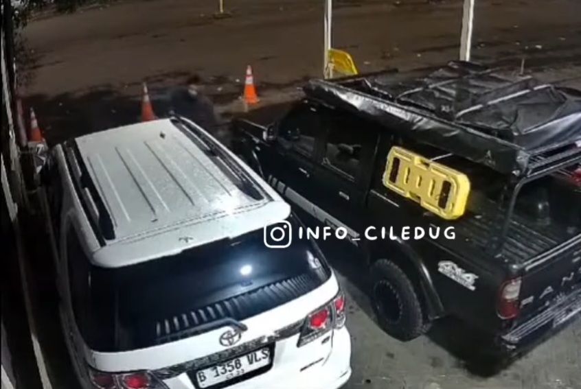 Pemuda curi spion mobil <b>(Instagram)</b>