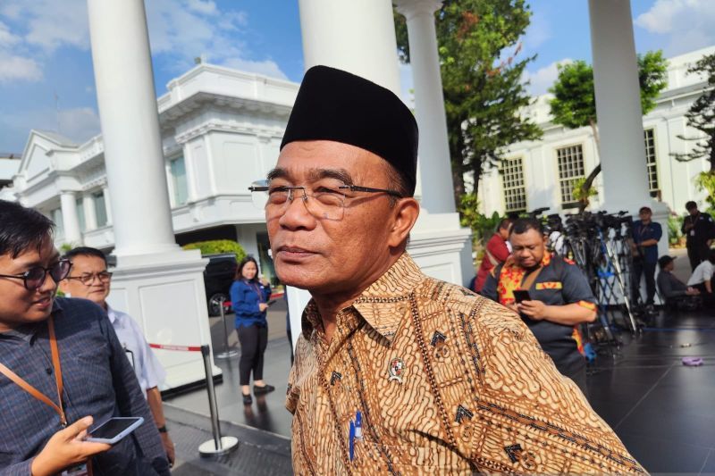 Menteri Koordinator bidang Pembangunan Manusia dan Kebudayaan (Menko PMK) Muhadjir Effendy saat menyampaikan keterangan di Kompleks Istana Kepresidenan Jakarta, Kamis (13/6/2024). ANTARA/Mentari Dwi Gayati.  <b>(ANTARA/Mentari Dwi Gayati.)</b>