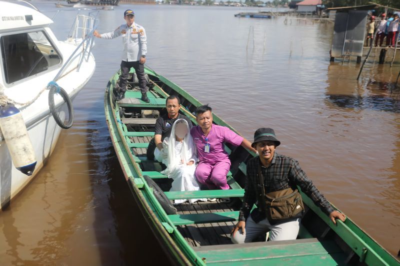 Menteri Sosial (Mensos) Tri Rismaharini menjemput Orang Dengan Gangguan Jiwa (ODGJ) di Kabupaten Barito Kuala, Provinsi Kalimantan Selatan, pada Rabu (12/6/2024) guna mendapatkan pengobatan di rumah sakit jiwa terdekat. (ANTARA/HO-Biro Humas Kemensos <b>((ANTARA/HO-Biro Humas Kemensos))</b>