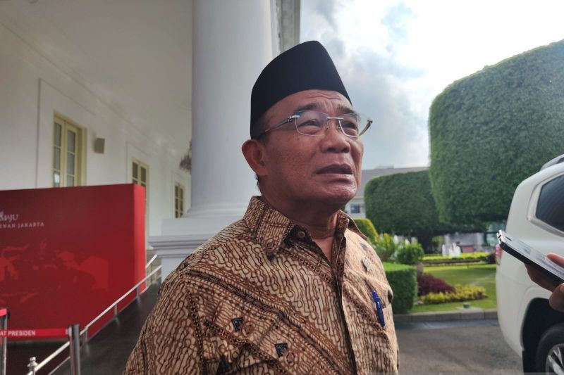 Menteri Koordinator bidang Pembangunan Manusia dan Kebudayaan (Menko PMK) Muhadjir Effendy saat menyampaikan keterangan di Kompleks Istana Kepresidenan Jakarta, Kamis (13/6/2024). ANTARA/Mentari Dwi Gayati.  <b>(ANTARA/Mentari Dwi Gayati.)</b>