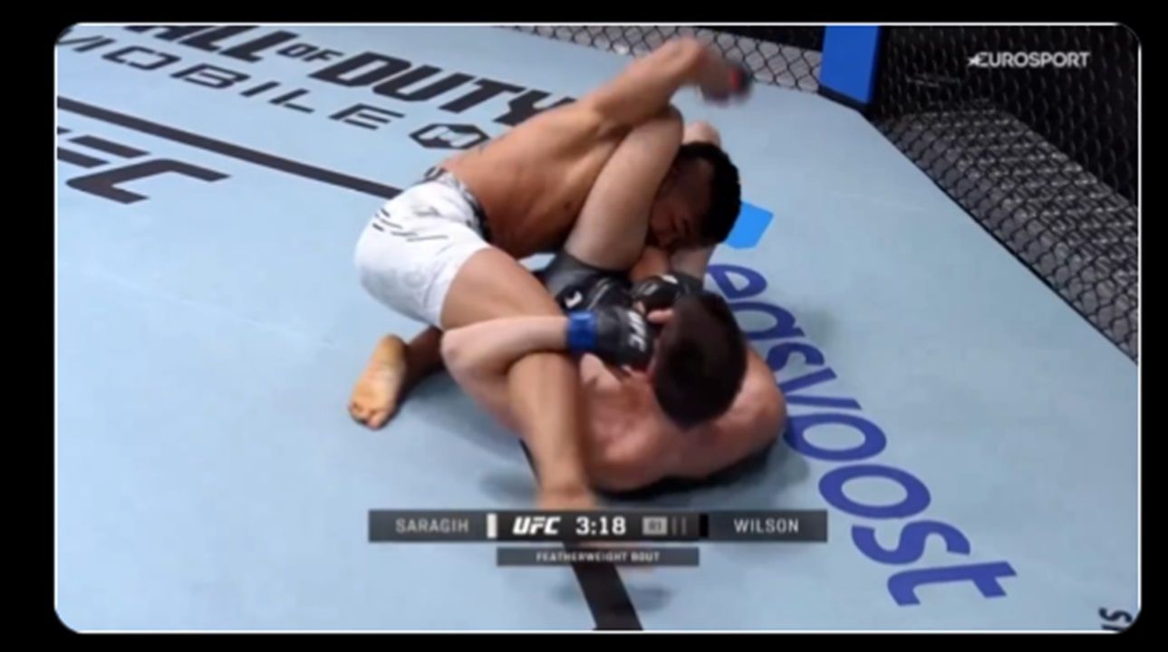 Jeka Saragih berusaha keluar dari kuncian triangle armbar Westin Wilson <b>(UFC)</b>