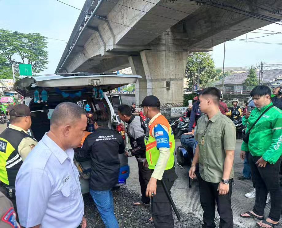 mayat tertabrak KEreta dibawa ke rsud <b>(Instagram)</b>