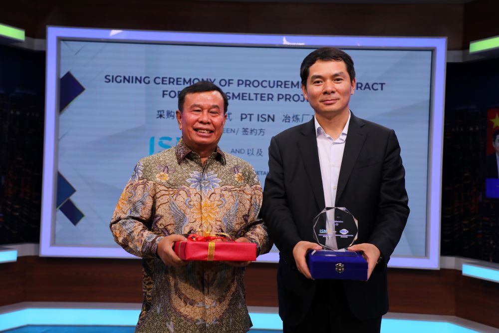 Presiden Komisaris NT Corp dan Vice Chairman, MCC Group, Zhu Guangxia saling memberikan cenderamata usai penandatanganan kontrak kerja sama PT ISN-NT Corp dan MCC International