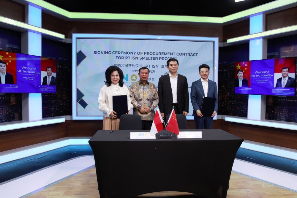 Presiden Direktur PT ISN, Lince Berliana Tobing dan Presiden Komisaris NT Corp, Nurdin Tampubolon berfoto bersama dengan General Manager MCC Indonesia, Mr Cao Xiaowei dan Vice Chairman, MCC Group, Zhu Guangxia usai penandatangan kontrak kerja sama