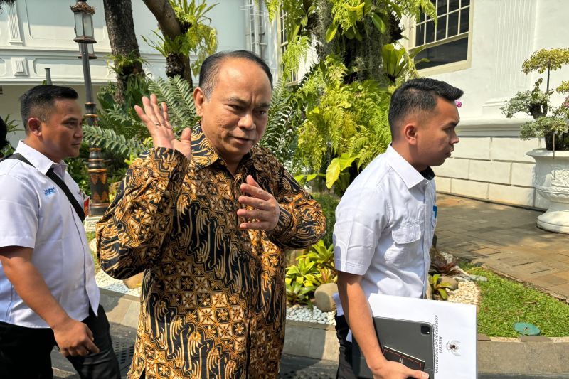 Menkominfo Budi Arie Setiadi memberikan keterangan kepada wartawan di Istana Kepresidenan Jakarta, Senin (24/6/2024). ANTARA/Yashinta Difa Pramudyani  <b>(ANTARA/Yashinta Difa Pramudyani)</b>