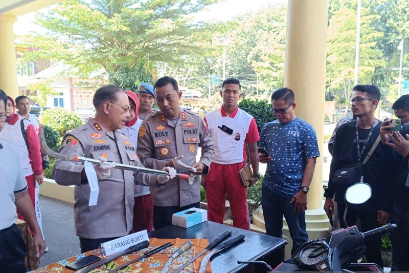 Kapolda Sumbar Irjen Pol Suharyono saat memberikan keterangan pers di Padang, Minggu (23/6). ANTARA/FathulAbdi  <b>(ANTARA/FathulAbdi)</b>