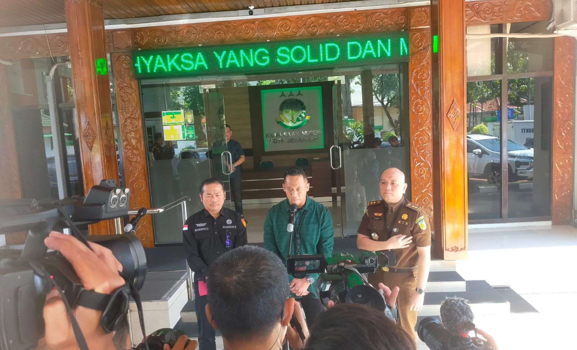 Direktorat Tipid Cyber Bareskrim Polri telah menyerahkan 9 tersangka pelaku judi online beserta barang buktinya kepada pihak Kejaksaan Negeri Semarang <b>(Humas Polri)</b>