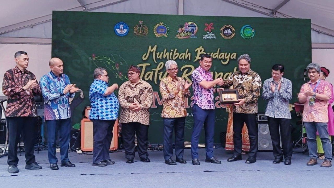 irektur Jenderal Kebudayaan Hilmar Farid memberikan cinderamata kepada Exco Pelancongan, Warisan, Seni, dan Budaya Melaka YB Datu Wira Abdul Razak bin Abdul Rahman dalam acara pembukaan Muhibah Budaya Jalur Rempah di Kota Melaka, Minggu, 30 Juni 2024 <b>(Istimewa)</b>