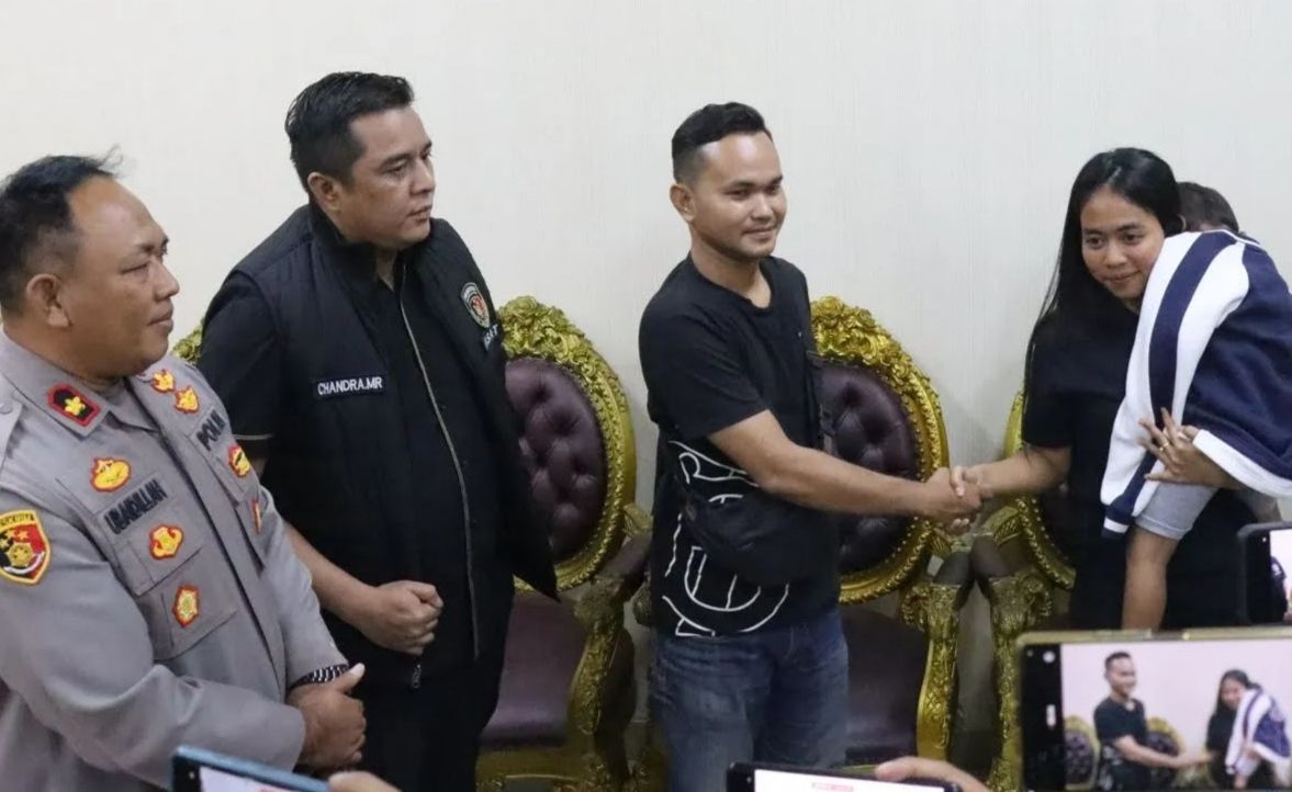 Ibu yang menculik anak berdamai dengan mantan suaminya. 