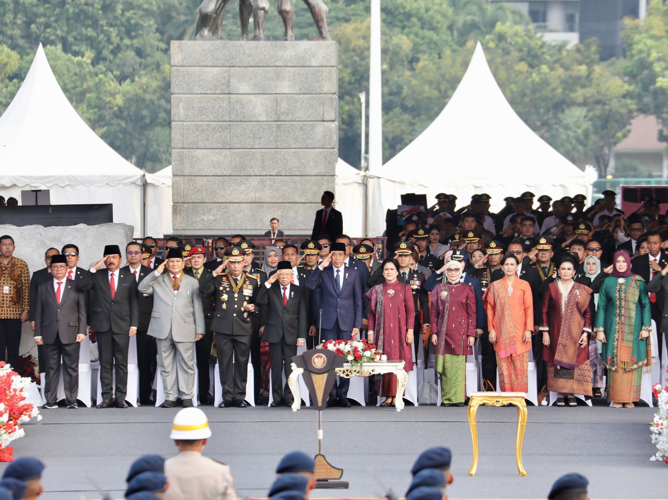 Presiden Jokowi dan Menteri di HUT Bhayangkara <b>(Dokumentasi Kemhan)</b>