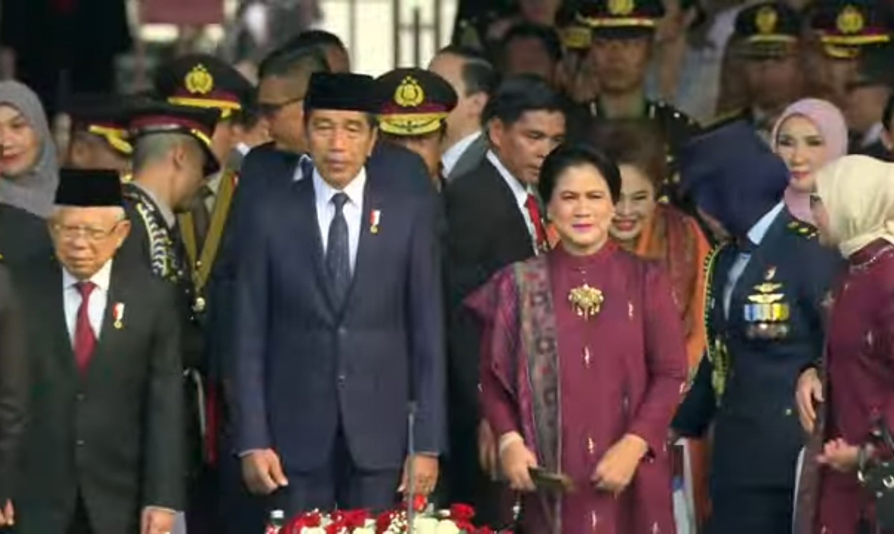 Presiden Jokowi dan Ibu Negara Iriana Jokowi menghadiri upacara peringatan Hari Bhayangkara ke-78 di Monas. 