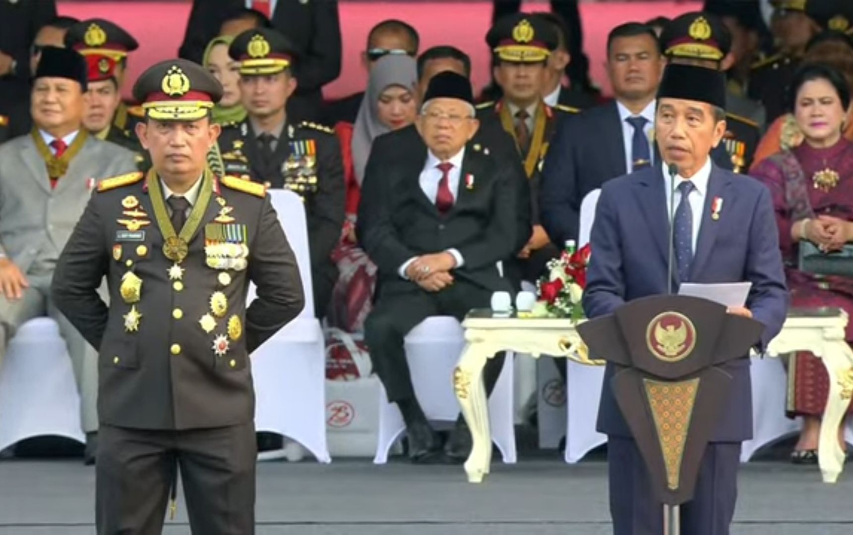 Kapolri Jenderal Listyo Sigit Prabowo mendampingi Presiden Jokowi. 