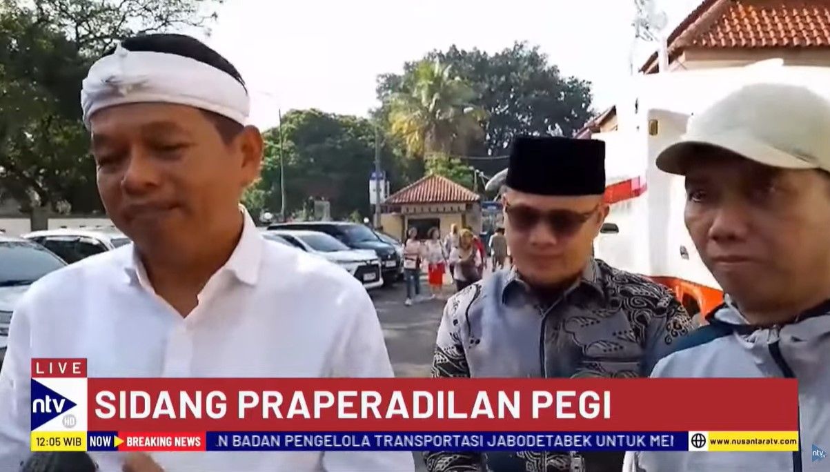 Dedi Mulyadi datang bersama Rudi Irawan, ayah dari Pegi Setiawan, menghadiri sidang praperadilan di Pengadilan Negeri Bandung, Selasa (1/7/2024).