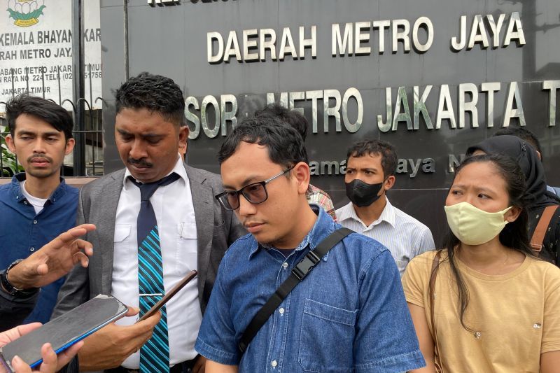 Puluhan pelamar kerja yang menjadi korban penipuan dan penggelapan dengan modus pencurian data pribadi yang digunakan untuk pinjaman online (pinjol) saat mendatangi Mapolres Metro Jakarta Timur, Jumat (5/7/2024). ANTARA/Syaiful Hakim  <b>(ANTARA/Syaiful Hakim)</b>